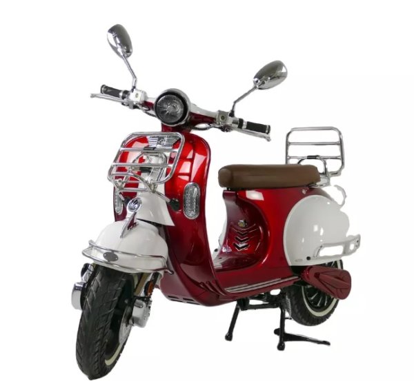 Пропорциите са малко по-малко балансирани, но формите са безпогрешно много близки до тези на класическите Vespa от 50-те години на миналия век. Тук двигателят е електрически, а оборудването включва технологии, които включват интегрирана GPS навигационна система, Bluetooth връзка и цифрово табло. 

Произведен от Yasan Motor, марка на китайската група Hangzhou Yabo Technology, скутерът eBee не се разпространява официално в Италия по очевидни причини, но е посочен на уебсайта на Alibaba. Ориентировъчната цена е 3770 евро в комплект с предно стъкло, горен бокс и преден багажник.
